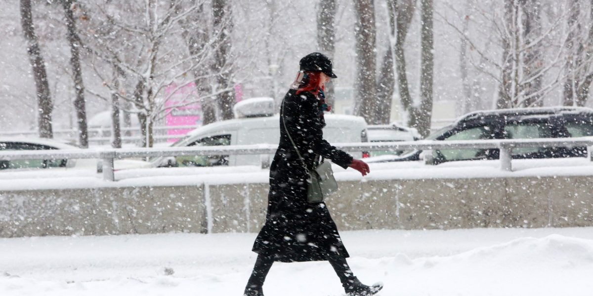 Vreme severă în România. ANM a actualizat prognoza: cod roșu, portocaliu și galben de ninsori și viscol în majoritatea regiunilor HARTĂ