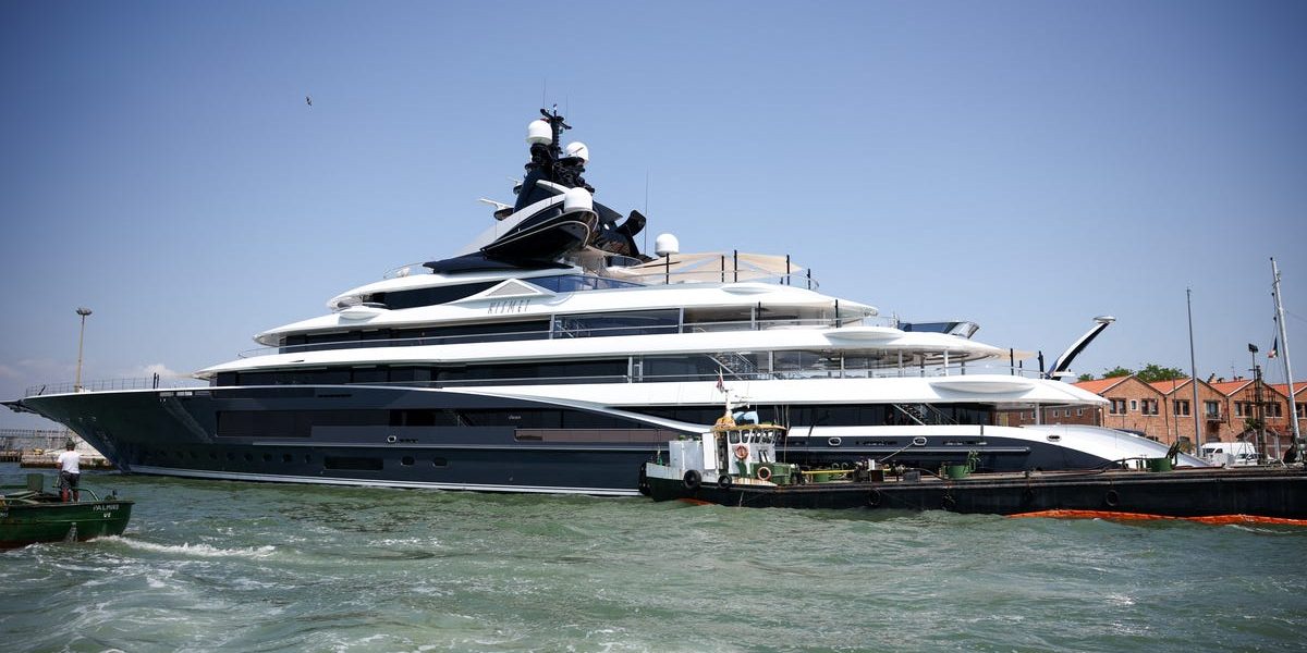 84401082007-20250624-t-124113-z-746878631-rc-2-y-8-fa-2-xu-6-i-rtrmadp-3-peoplebezoswedding.JPG - RadarPress