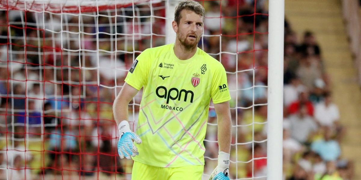 Lukas Hradecky sort sur blessure contre l’OL