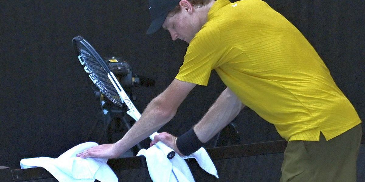 Jannik Sinner a vomitat în prosop în turul 3 la Australian Open, a vrut să abandoneze și decizia organizatorilor a schimbat complet situația » Ce a urmat