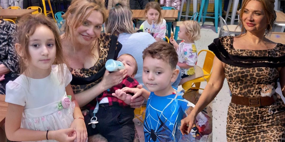 Cristina Cioran, mămică dedicată: o petrecere de neuitat pentru băiețelul său, Max Cristina Cioran, cunoscută prezentatoare de televiziune și mămică dedicată, a sărbătorit cu fast aniversarea de un an a băiețelului său, Max, pe 14 februarie, într-o atmosferă plină de zâmbete și bucurie