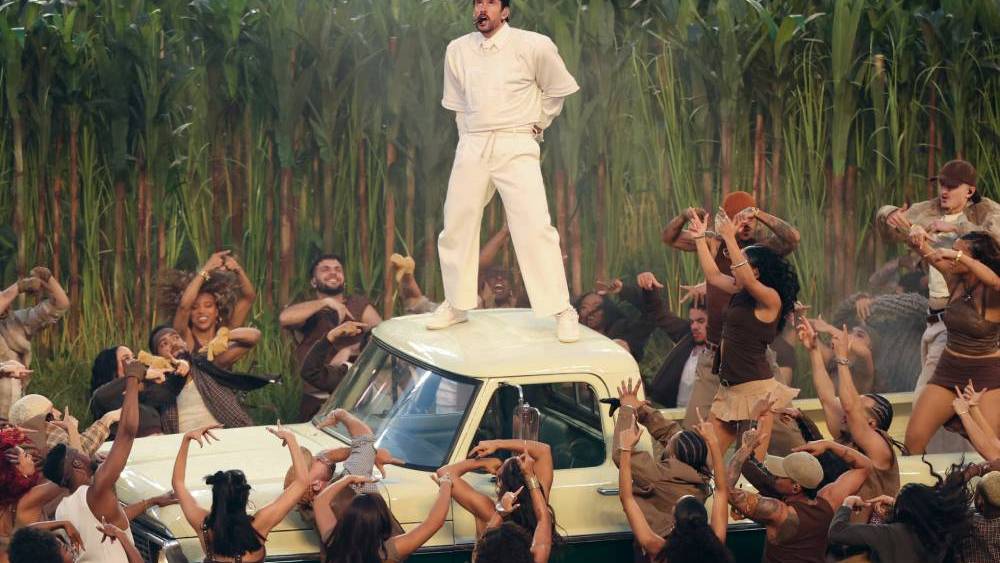 Bad Bunny, Un Mesaj Puternic de Unități la Super Bowl Bad Bunny a captat atenția a peste 125 de milioane de telespectatori în cadrul unui spectacol vibrant și plin de energie la Super Bowl, promițând că „lumea va dansa”