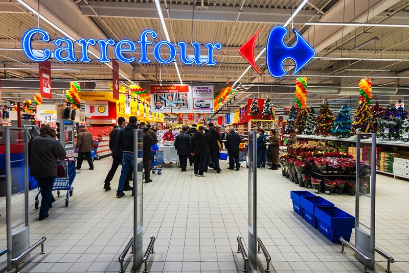 Carrefour confirmă vânzarea operațiunilor din România către Pavăl Holding Compania franceză Carrefour a anunțat joi într-un comunicat, că a intrat în negocieri exclusive pentru a-și vinde operațiunile din România către Pavăl Holding, grupul antreprenorilor băcăuani Adrian și Dragoș Pavăl, fondatorii lanțului de magazine Dedeman