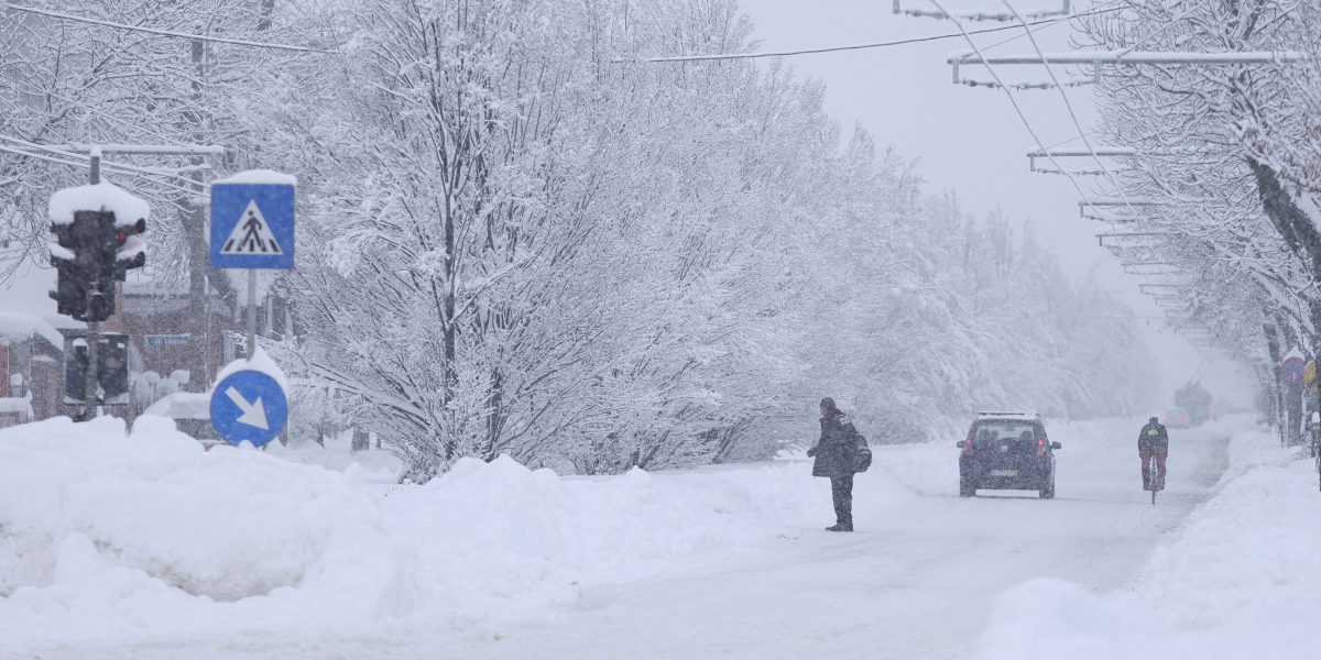 Îngreunarea circulației din cauza zăpezilor abundente: Bucureștiul în fața unui episod hibernal sever Centrul Infotrafic al Poliției Române a informat, joi dimineața, că circulația se desfășoară cu dificultate pe principalele artere rutiere din țară, în urma căderilor masive de zăpadă și a avertizărilor de cod roșu