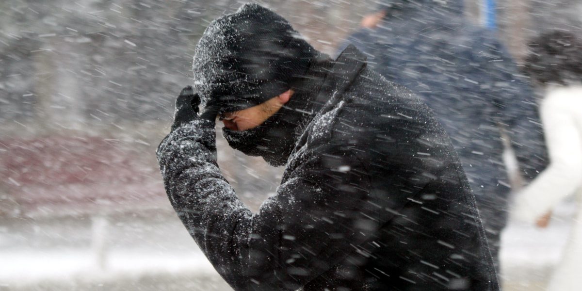 Cod galben de vânt și ninsori viscolite! Răcirea vremii ia cu asalt România Meteorologii din cadrul Administrației Naționale de Meteorologie (ANM) au emis coduri galbene care vizează majoritatea țării, iar estimările arată o răcire rapidă a vremii