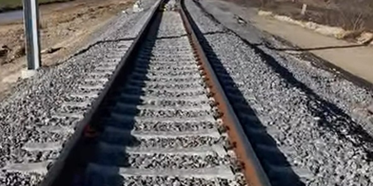 Cale ferată modernizată: Circulația pe tronsonul Topolovăţ – Timişoara se deschide pe 12 februarie 2026 Încă 10 kilometri de cale ferată au fost oficial integrați în rețeaua feroviară națională, joi, după finalizarea lucrărilor de modernizare pe Lotul 2 din cadrul proiectului „Modernizarea liniei feroviare Caransebeş – Timişoara – Arad”