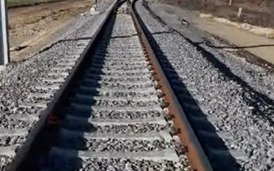 Cale ferată modernizată: Circulația pe tronsonul Topolovăţ – Timişoara se deschide pe 12 februarie 2026 Încă 10 kilometri de cale ferată au fost oficial integrați în rețeaua feroviară națională, joi, după finalizarea lucrărilor de modernizare pe Lotul 2 din cadrul proiectului „Modernizarea liniei feroviare Caransebeş – Timişoara – Arad”