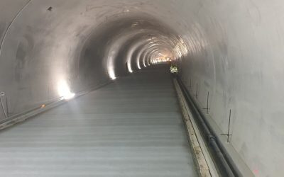 Două tuneluri de pe Autostrada A1 Sibiu-Pitești, aproape de finalizare Lucrările la Secțiunea 4 Tigveni – Curtea de Argeș a Autostrăzii A1 Sibiu–Pitești se apropie de final, iar echiparea tunelurilor Alina și Daniela este în desfășurare
