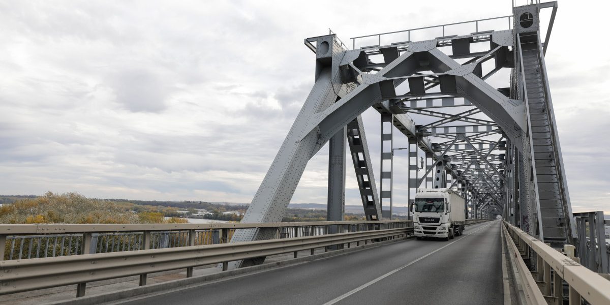 Compania Națională de Administrare a Infrastructurii Rutiere (CNAIR) a lansat o licitație pentru proiectarea și execuția lucrărilor la podul „Giurgiu-Ruse”, un obiectiv de infrastructură esențial, situat pe DN5, km 64+884