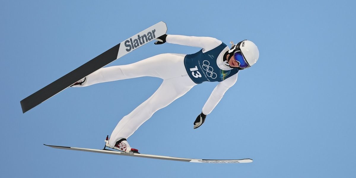 Daniela Toth, performanță remarcabilă la Jocurile Olimpice de Iarnă 2026 Daniela Toth a încheiat sâmbătă competiția de sărituri cu schiurile pe trambulina normală de la Jocurile Olimpice de Iarnă Milano Cortina 2026, reușind astfel să se claseze printre cele mai bune 30 de săritoare din lume