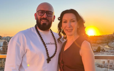 Cătălin Zmărăndescu împărtășește viața de familie în emisiunea „Power Couple” Cătălin Zmărăndescu, fost luptător MMA, a stârnit atenția prin participarea sa la emisiunea „Power Couple”, difuzată de Antena 1 și moderată de Dani Oțil