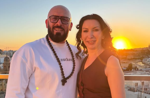 Cătălin Zmărăndescu împărtășește viața de familie în emisiunea „Power Couple” Cătălin Zmărăndescu, fost luptător MMA, a stârnit atenția prin participarea sa la emisiunea „Power Couple”, difuzată de Antena 1 și moderată de Dani Oțil