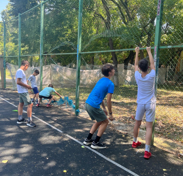 Sectorul 1: un teren de fotbal inaugurat cu poze, dar care nu exista, în actele primăriei. Copiii plătesc haosul administrativ