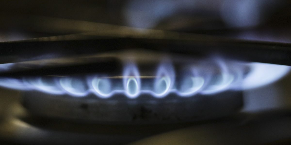 Ministrul Energiei, soluții pentru perioada post-plafonare a gazelor Bogdan Ivan, ministrul Energiei, a declarat că Guvernul a găsit o soluție hibridă pentru a proteja consumatorii casnici după expirarea plafonării prețurilor la gaze, programată pentru 1 aprilie