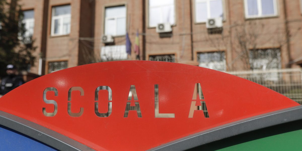 Vremea rea suspendă cursurile în șapte școli din județul Brăila În urma unei avertizări meteorologice de cod portocaliu, Inspectoratul pentru Situaţii de Urgenţă Brăila a anunțat suspendarea cursurilor cu prezență fizică în șapte unități de învățământ