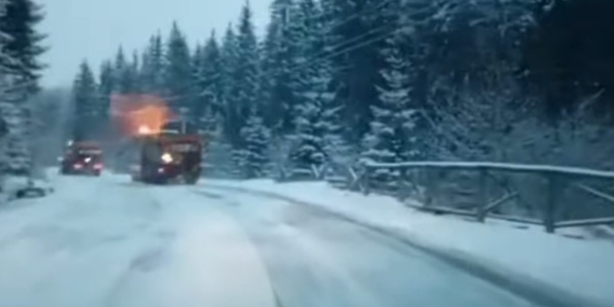 Restricții pe DN1 din cauza viscolului: Mașinile de peste 7,5 tone, deviate pe rute ocolitoare Centrul Infotrafic din cadrul Inspectoratului General al Poliției Române a anunțat marți seară restricționarea circulației pe DN1, în zona Nistorești – Azuga, pentru autovehiculele cu masa totală maximă admisă de peste 7,5 tone, ca urmare a condițiilor meteorologice severe