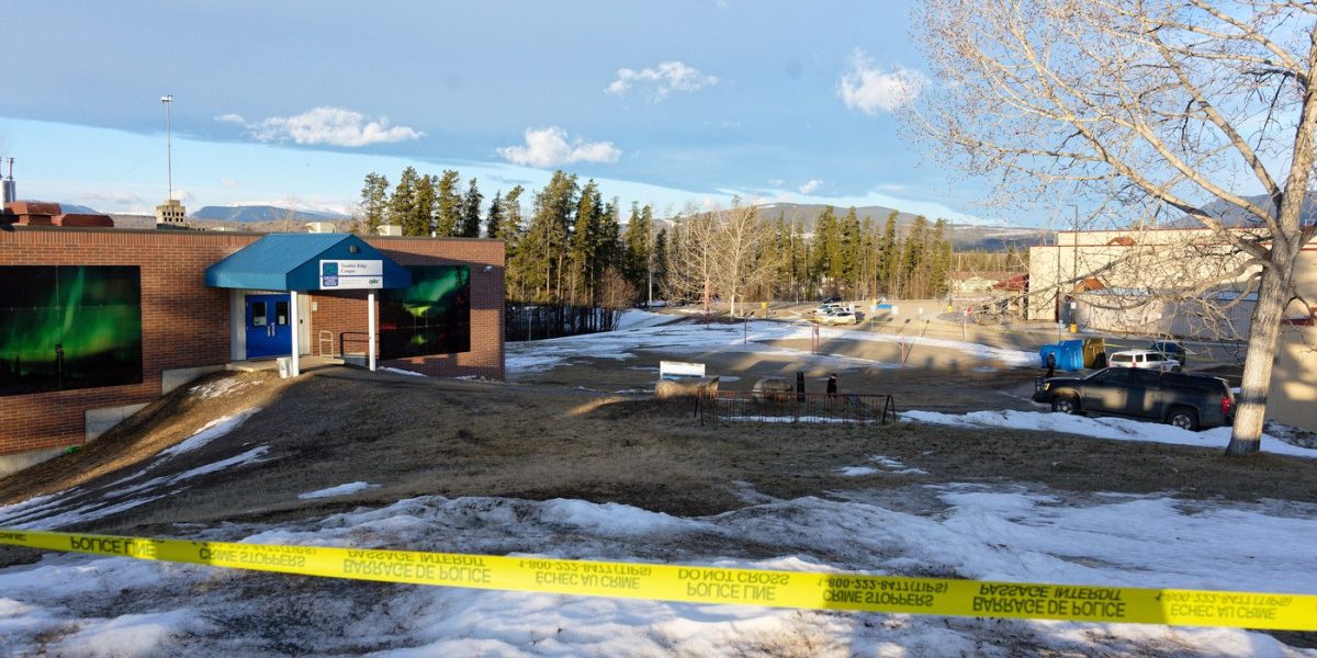 Femeie transgender, suspectă în masacrul din Tumbler Ridge, Canada: Au fost 10 morți, inclusiv atacatoarea O tânără de 18 ani, identificată ca fiind o femeie transgender, este principalul suspect în masacrul de la Tumbler Ridge, o mică localitate din vestul Canadei, soldat cu nouă morți, inclusiv familia sa