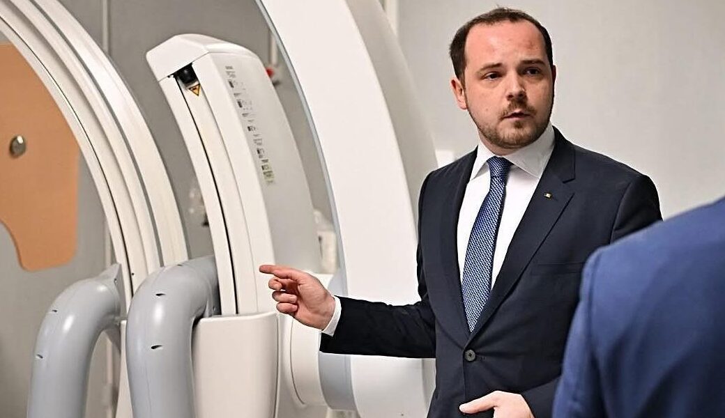 Ministrul Sănătății, Alexandru Rogobete, a anunțat un control național fără precedent în sistemul medical, după ce un medic angajat la un spital public a apărut într-o postare pe Facebook a unei unități private, anunțând că se pregătește pentru a doua operație în timpul programului de lucru la stat