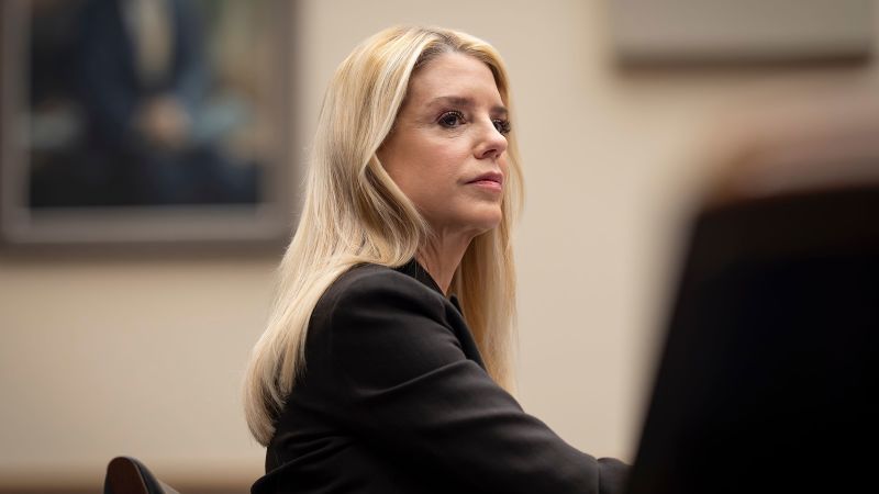 Tensiuni în audierile Congresului: Pam Bondi, atacuri și scuze lipsite de substanță Audierile din fața Comitetului Judiciar al Camerei Reprezentanților s-au transformat într-o confruntare aprinsă, în centrul căreia s-a aflat procurorul general Pam Bondi