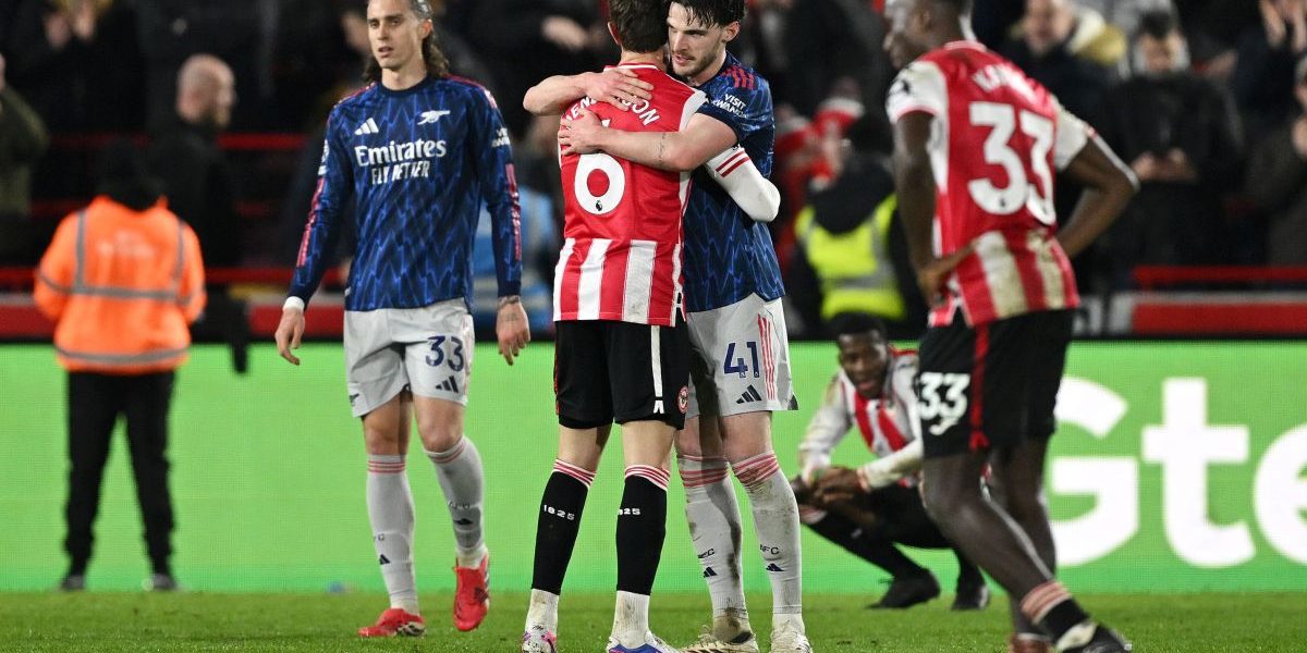 Lupta pentru titlu se intensifică: Arsenal remizează cu Brentford, 1-1 Arsenal a remizat pe terenul lui Brentford, scor 1-1, în etapa a 26-a a Premier League, lăsând ușa deschisă pentru principala sa rivală, Manchester City, care s-a apropiat la doar patru puncte