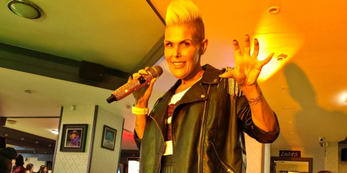 Încă o stea s-a stins: Beverley Sinnott a pierdut lupta cu viața Beverley Sinnott, iubită cântăreață din Marea Britanie, a încetat din viață la vârsta de 54 de ani, lăsând în urmă o comunitate îndurerată