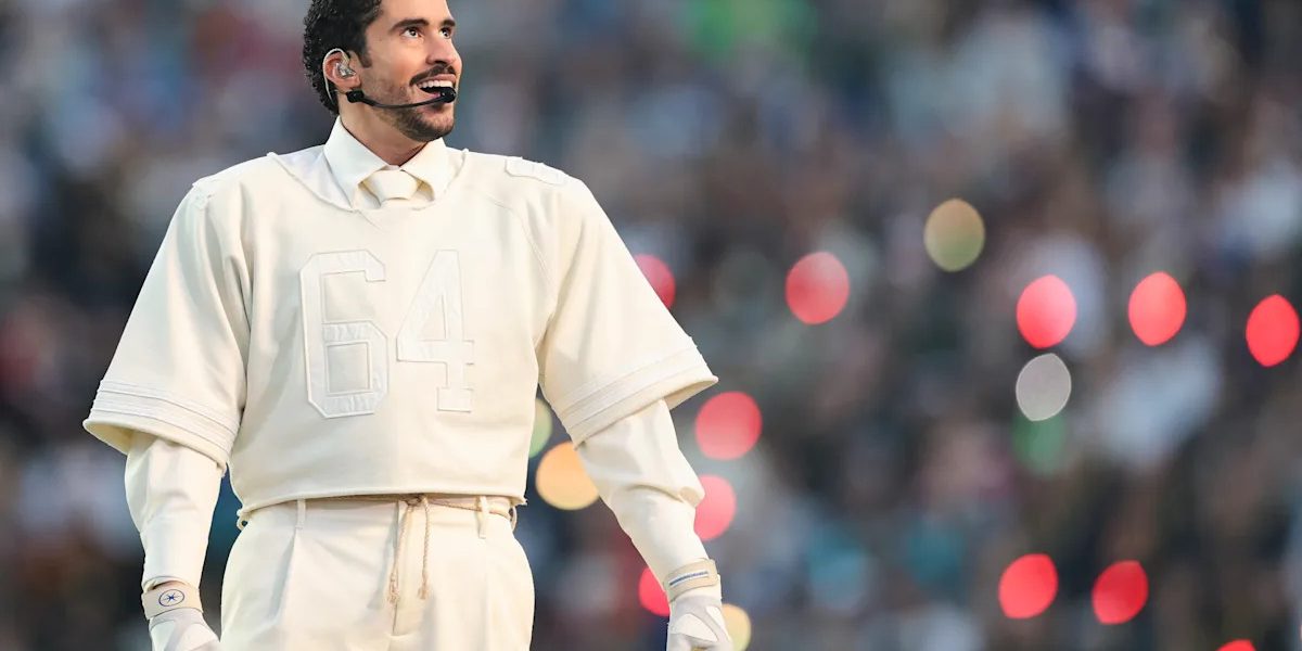 Bad Bunny a strălucit la Super Bowl: Un omagiu vibrant adus Puerto Rico Levi’s Stadium a fost, duminică seara, scena unei transformări impresionante în timpul halftime show-ului de la Super Bowl, când Bad Bunny a adus o bucată din Puerto Rico pe terenul de fotbal