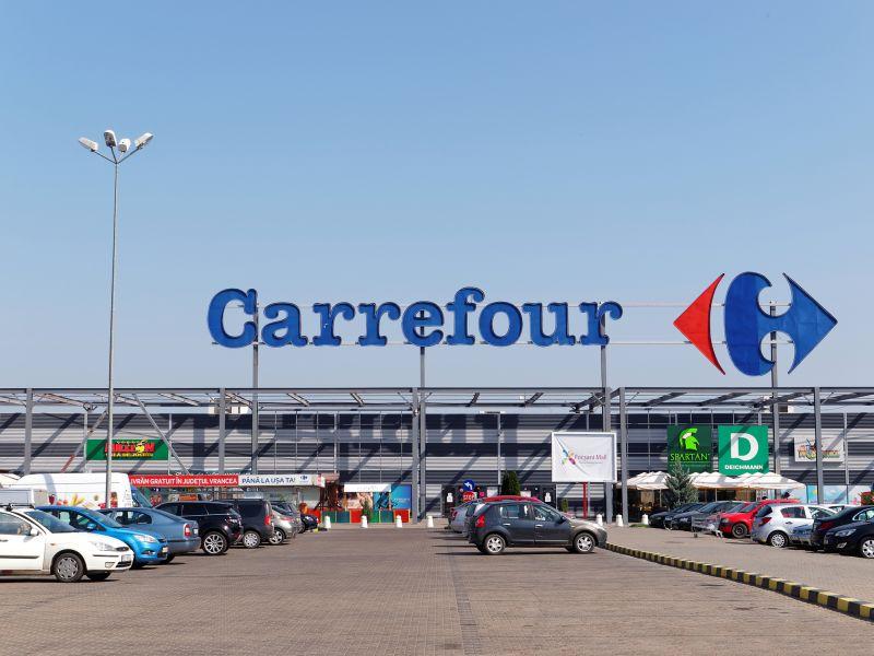Carrefour, unul dintre cele mai mari lanțuri de magazine din România, a intrat în negocieri exclusive pentru vânzarea operațiunilor sale din țară către Pavăl Holding, grupul deținut de antreprenorii Adrian și Dragoș Pavăl, cunoscuți pentru succesul obținut cu rețeaua de magazine Dedeman