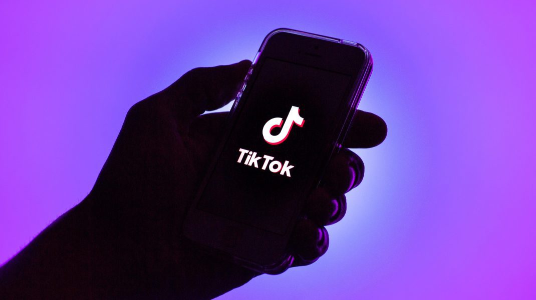 TikTok, mai invaziv decât crezi: ce date colectează și cum te poți proteja TikTok nu doar că monitorizează activitatea utilizatorilor în aplicație, dar colectează informații despre ei și în afara acesteia, inclusiv date sensibile, chiar dacă nu au folosit niciodată platforma