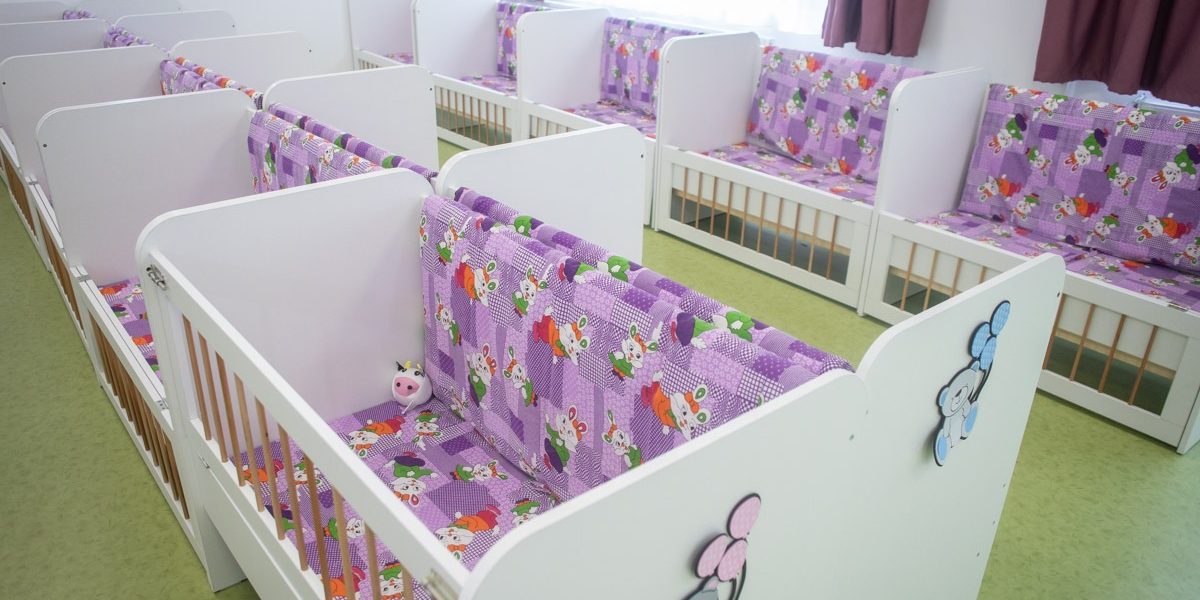 Creșa din Botoșani, închisă după ce mai mulți copii au ajuns la spital O creșă din municipiul Botoșani a fost închisă vineri, după ce mai mulți copii au prezentat simptome de vărsături și greață, potrivit informațiilor furnizate de primarul Cosmin Andrei