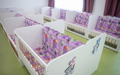 Creșa din Botoșani, închisă după ce mai mulți copii au ajuns la spital O creșă din municipiul Botoșani a fost închisă vineri, după ce mai mulți copii au prezentat simptome de vărsături și greață, potrivit informațiilor furnizate de primarul Cosmin Andrei