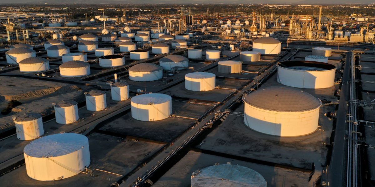 Prețurile petrolului cresc vertiginos pe fondul tensiunilor din Orientul Mijlociu București, 25 martie 2024 – Prețurile petrolului au urcat luni, pe fondul amenințărilor președintelui american Donald Trump de a distruge instalațiile petroliere iraniene și după ce rebelii Houthi din Yemen au lansat rachete asupra Israelului