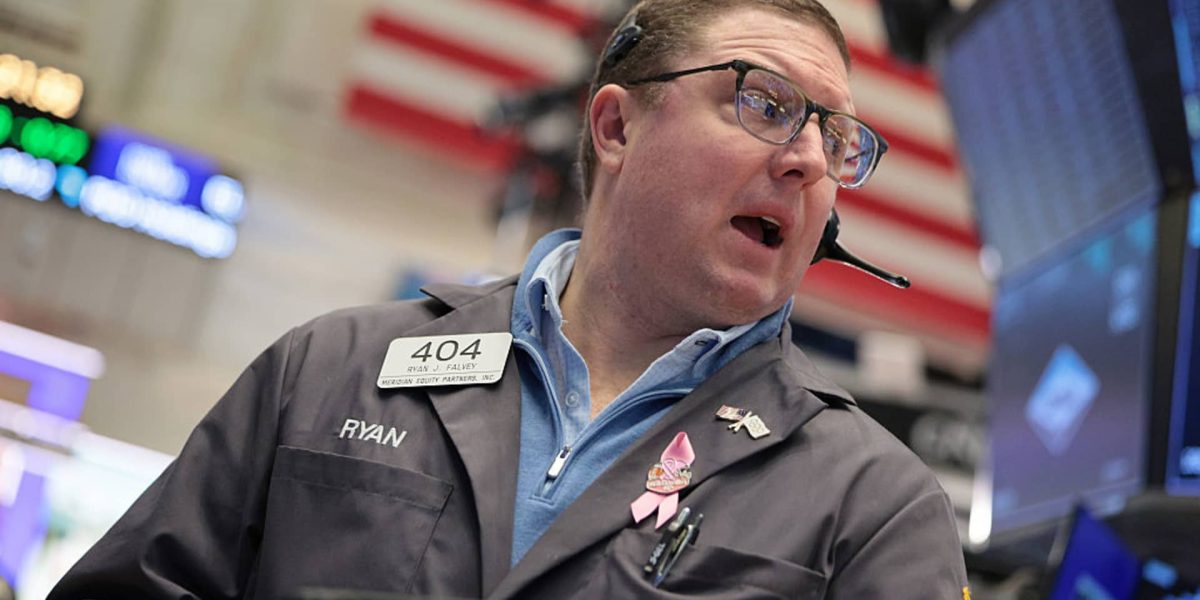 Bursa americană, în creștere pe fondul speranțelor legate de încheierea războiului din Iran Bursele americane au deschis sesiunea de luni în creștere, investitorii reacționând pozitiv la declarațiile președintelui Donald Trump privind posibilitatea încheierii conflictului cu Iranul