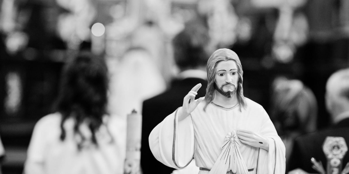 O teorie controversată: Iisus, simbol al unei ciuperci psihedelice În 1970, arheologul John Allegro a generat o dezbatere aprinsă cu lucrarea sa „Ciuperca sacră și crucea”, în care susținea, pe baza unei analize lingvistice, că Iisus Hristos era de fapt un simbol al ciupercii psihedelice Amanita muscaria