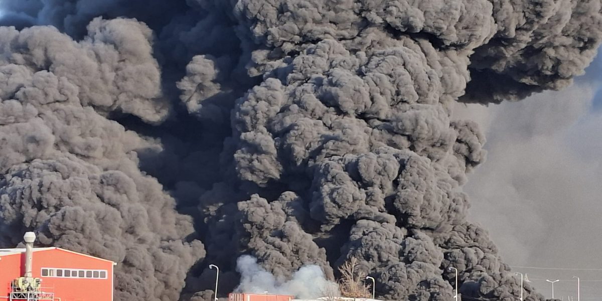 Incendiu devastator la o fabrică de polistiren din Arad: Focul a mistuit 1.500 de metri pătrați Un incendiu puternic a izbucnit miercuri dimineață la o fabrică de polistiren din Arad, generând o coloană impresionantă de fum și determinând autoritățile să emită un mesaj de avertizare prin sistemul RO-ALERT