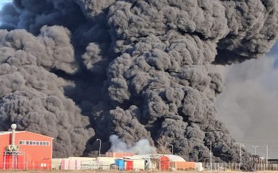 Incendiu devastator la o fabrică de polistiren din Arad: Focul a mistuit 1.500 de metri pătrați Un incendiu puternic a izbucnit miercuri dimineață la o fabrică de polistiren din Arad, generând o coloană impresionantă de fum și determinând autoritățile să emită un mesaj de avertizare prin sistemul RO-ALERT