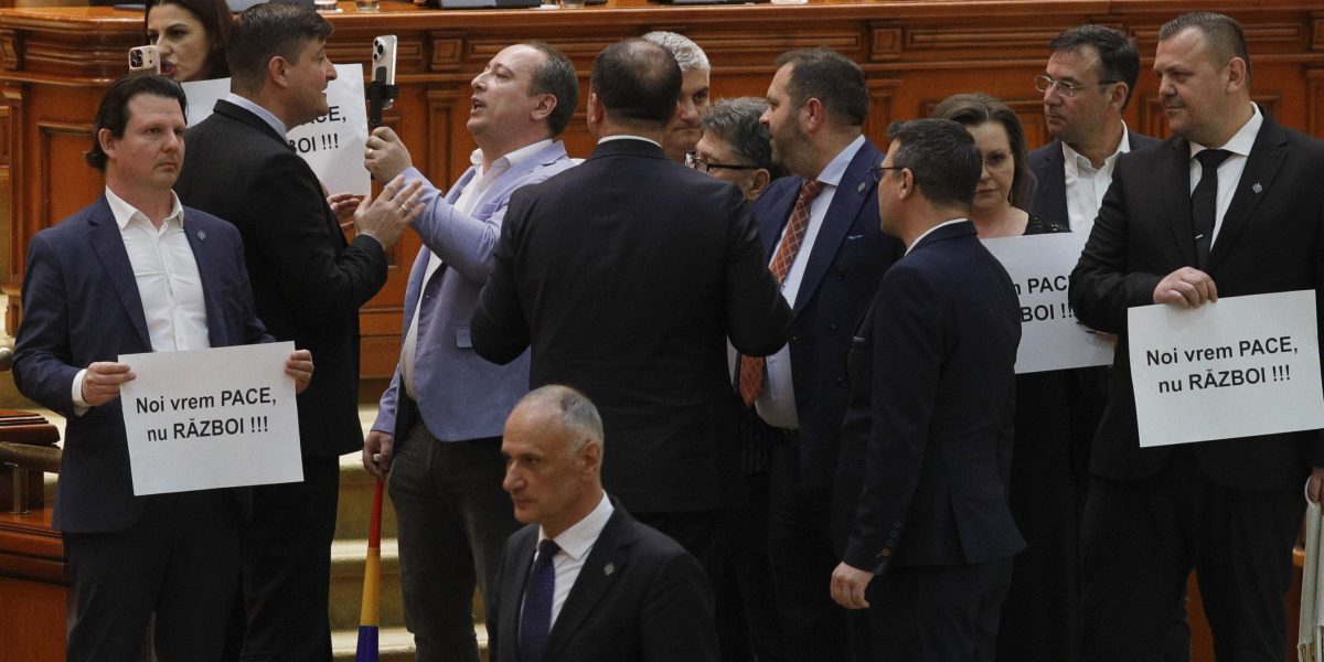 Parlamentarii sancționați după scandalul din plen privind bazele militare americane Trei parlamentari au fost sancționați cu reducerea indemnizației cu 50% pentru o perioadă de trei luni, în urma comportamentului lor din timpul dezbaterilor privind utilizarea bazelor militare de către Statele Unite ale Americii