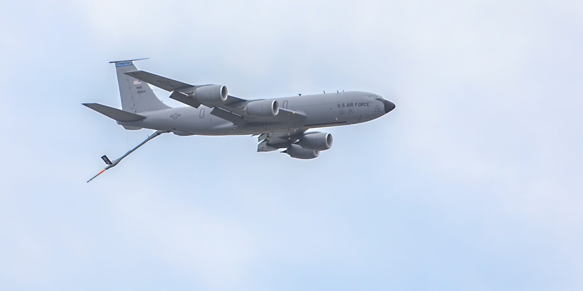 Avioane-cisternă americane au efectuat primele misiuni de realimentare aeriană din România Trei dintre cele cinci avioane Boeing KC-135 Stratotanker ale Forțelor Aeriene Americane, dislocate la București, au executat primele misiuni de realimentare aeriană în noaptea de 19 spre 20 martie 2026