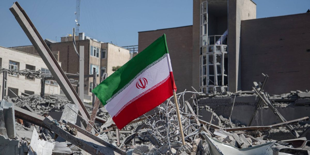 Netanyahu, un câștigător cert, Trump, pus în dificultate: scenariul unui război cu Iranul Dacă conflictul dintre Statele Unite, Israel și Iran s-ar încheia mâine, rezultatul ar fi clar: premierul israelian Benjamin Netanyahu ar ieși întărit, în timp ce președintele american Donald Trump ar rămâne să gestioneze consecințele economice și politice, conform Reuters