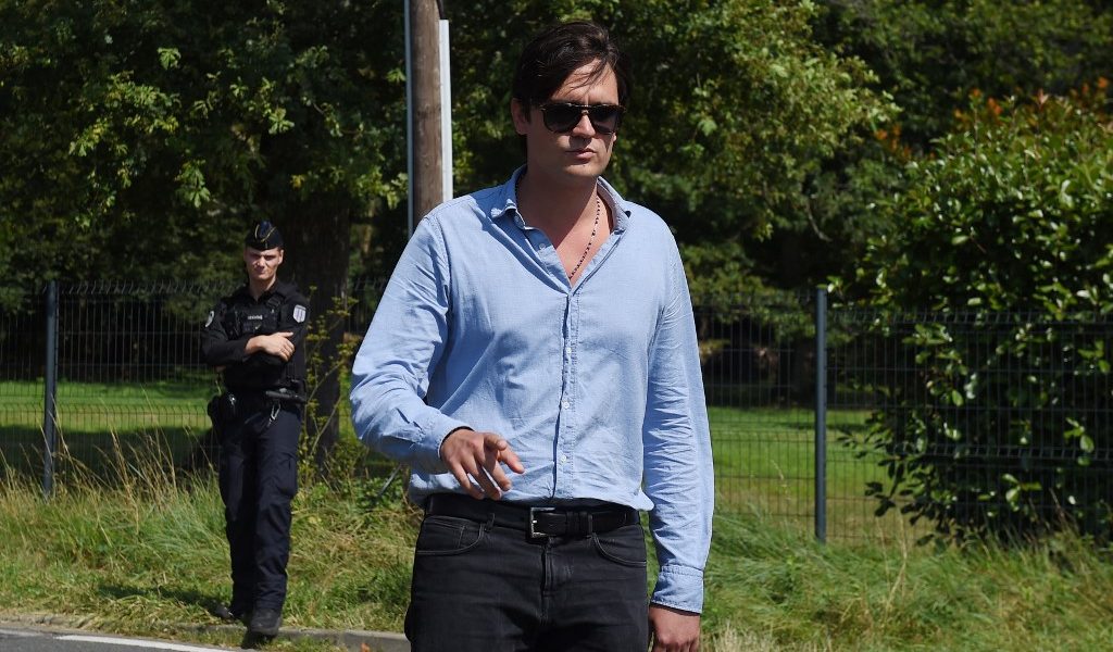 Alain Fabien Delon renunță la procesul din Franța în lupta pentru moștenirea tatălui său Parisul devine teatrul unui nou act în saga familiei Delon