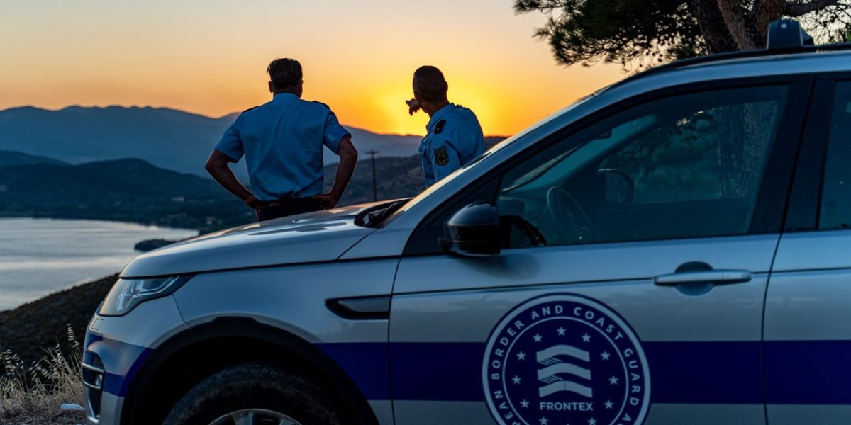 Acord privind expulzarea migranților în Parlamentul European: Dreapta impune condițiile Grupurile politice de dreapta din Parlamentul European au ajuns la un acord privind normele Uniunii Europene referitoare la expulzarea migranților aflați ilegal în spațiul comunitar