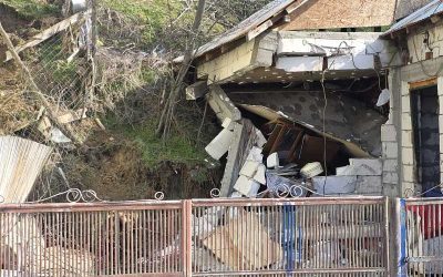 Slatina: Familiile evacuate primesc ajutoare și locuințe temporare după alunecările de teren Slatina, Olt – Șapte familii din Slatina, evacuate miercuri de pe strada Grădiște din cauza alunecărilor de teren, vor primi ajutoare de urgență în valoare de 2.500 de lei fiecare