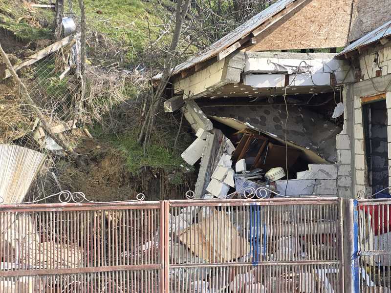 Slatina: Familiile evacuate primesc ajutoare și locuințe temporare după alunecările de teren Slatina, Olt – Șapte familii din Slatina, evacuate miercuri de pe strada Grădiște din cauza alunecărilor de teren, vor primi ajutoare de urgență în valoare de 2.500 de lei fiecare