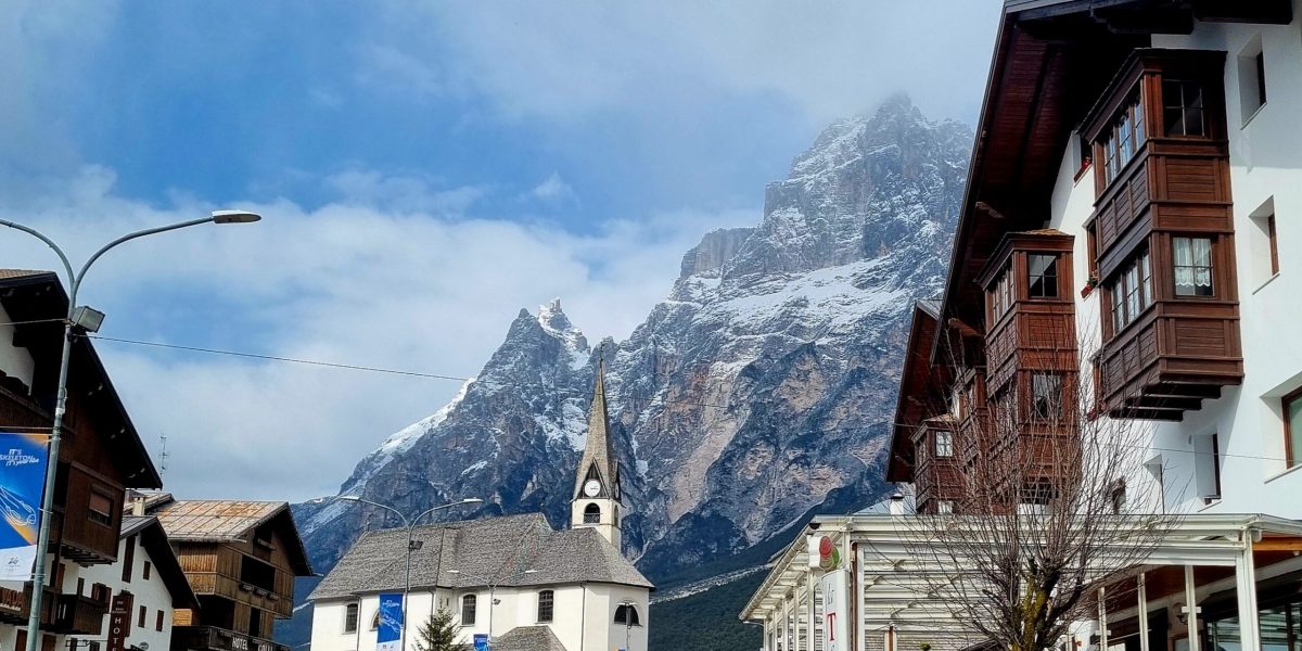 Cortina d’Ampezzo, după Jocurile Olimpice: între modernizare și criza identitară Cortina d’Ampezzo, cândva inima sporturilor de iarnă, trece printr-o perioadă de transformare după ce a găzduit Jocurile Olimpice și Paralimpice