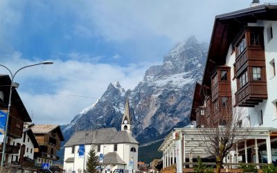Cortina d’Ampezzo, după Jocurile Olimpice: între modernizare și criza identitară Cortina d’Ampezzo, cândva inima sporturilor de iarnă, trece printr-o perioadă de transformare după ce a găzduit Jocurile Olimpice și Paralimpice