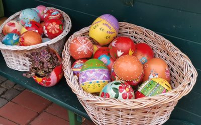 Poveștile de Paște: Românii, mai aproape de casă Contextul geopolitic dificil și scăderea puterii de cumpărare îi țin pe români mai aproape de casă în acest an, înlocuind destinațiile externe tradiționale cu opțiuni interne