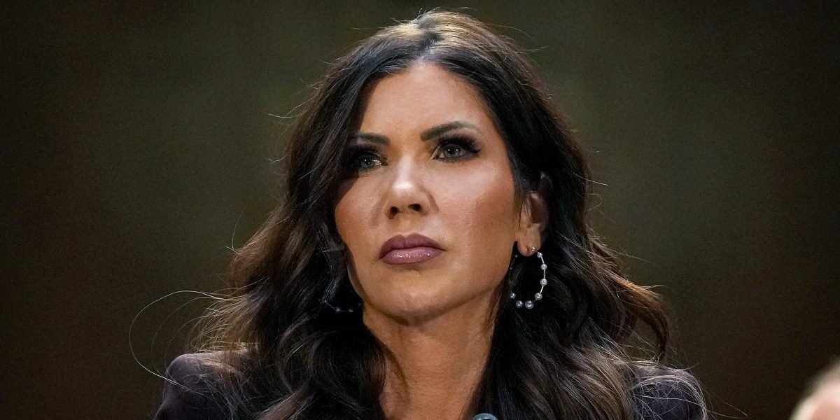 Trump ia în calcul demiterea secretarului pentru Securitate Internă Washington – Surse apropiate de Casa Albă dezvăluie că președintele american Donald Trump ia în considerare demiterea secretarului pentru Securitate Internă, Kristi Noem, în urma unor discuții aprinse cu oficiali republicani