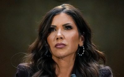 Trump ia în calcul demiterea secretarului pentru Securitate Internă Washington – Surse apropiate de Casa Albă dezvăluie că președintele american Donald Trump ia în considerare demiterea secretarului pentru Securitate Internă, Kristi Noem, în urma unor discuții aprinse cu oficiali republicani