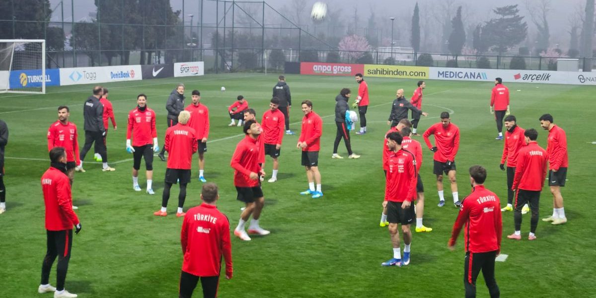 Istanbulul fierbe: Turcia își etalează forța înaintea „barajului” cu România Istanbul, Turcia – Naționala de fotbal a Turciei a efectuat luni seara primul antrenament în efectiv aproape complet, înaintea meciului crucial cu România, din cadrul barajului pentru calificarea la EURO 2024
