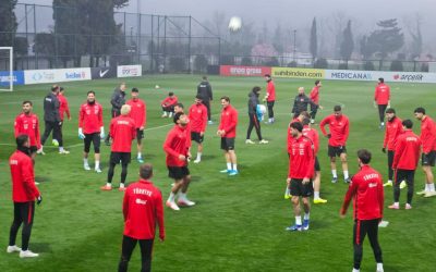 Istanbulul fierbe: Turcia își etalează forța înaintea „barajului” cu România Istanbul, Turcia – Naționala de fotbal a Turciei a efectuat luni seara primul antrenament în efectiv aproape complet, înaintea meciului crucial cu România, din cadrul barajului pentru calificarea la EURO 2024