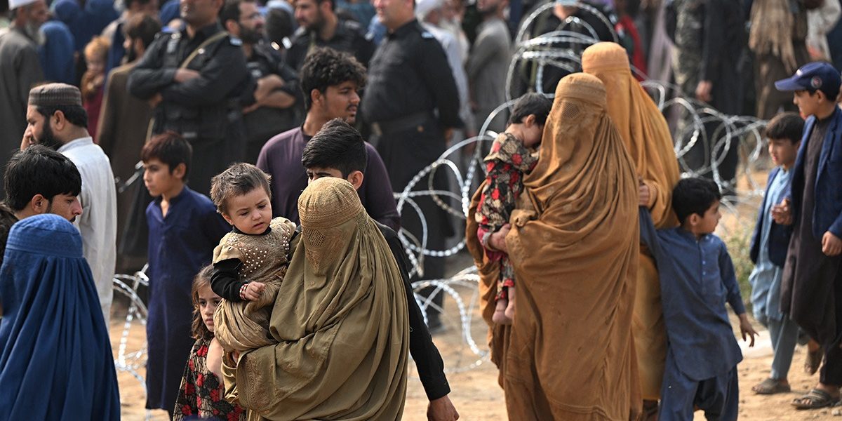 Peste 8.000 de afgani, strămutați din cauza conflictului cu Pakistanul Peste 8.000 de afgani au fost nevoiți să-și părăsească locuințele situate în apropierea frontierei cu Pakistanul, din cauza conflictului militar în creștere dintre cele două țări